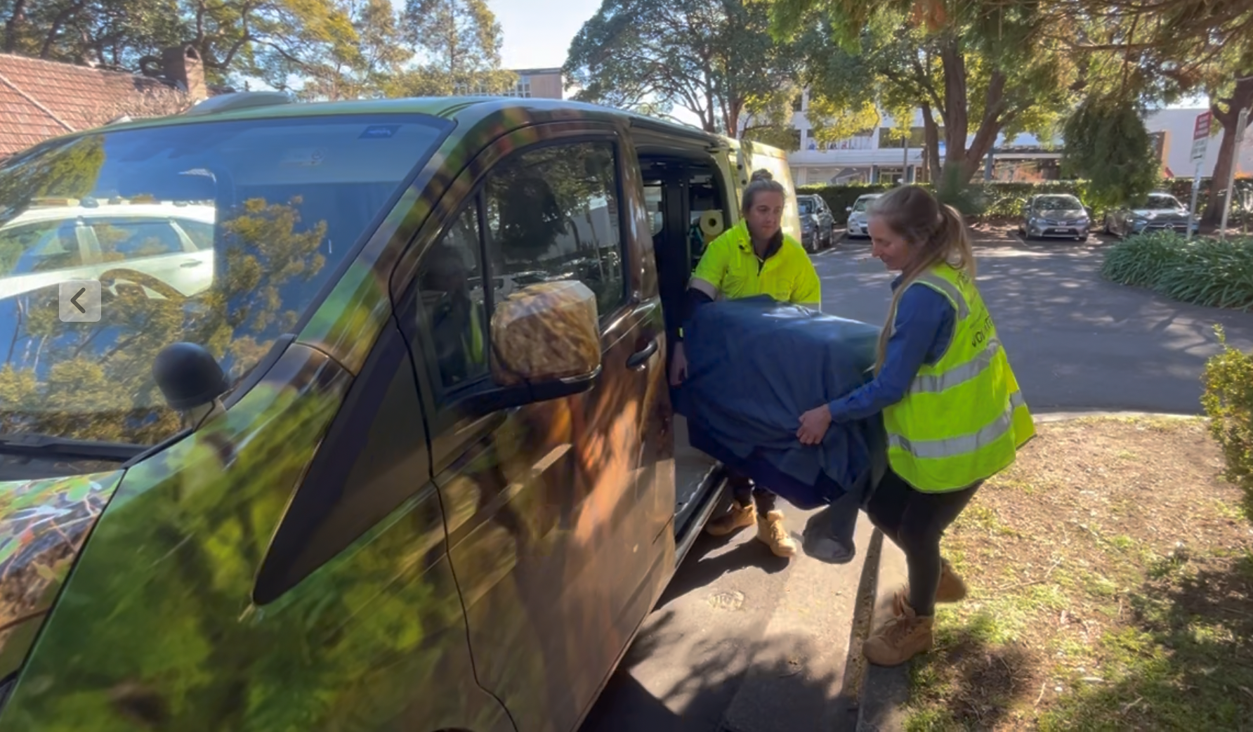 Mel and Kimberly arrive Syd Vet Hospital Camperdown